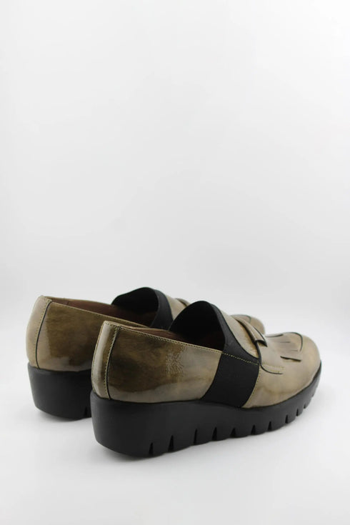 Wonders Glossy Platform Loafers with Elastic Strap
